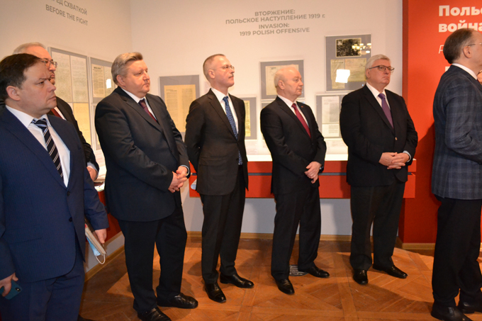 Participants in the opening ceremony of the exhibition