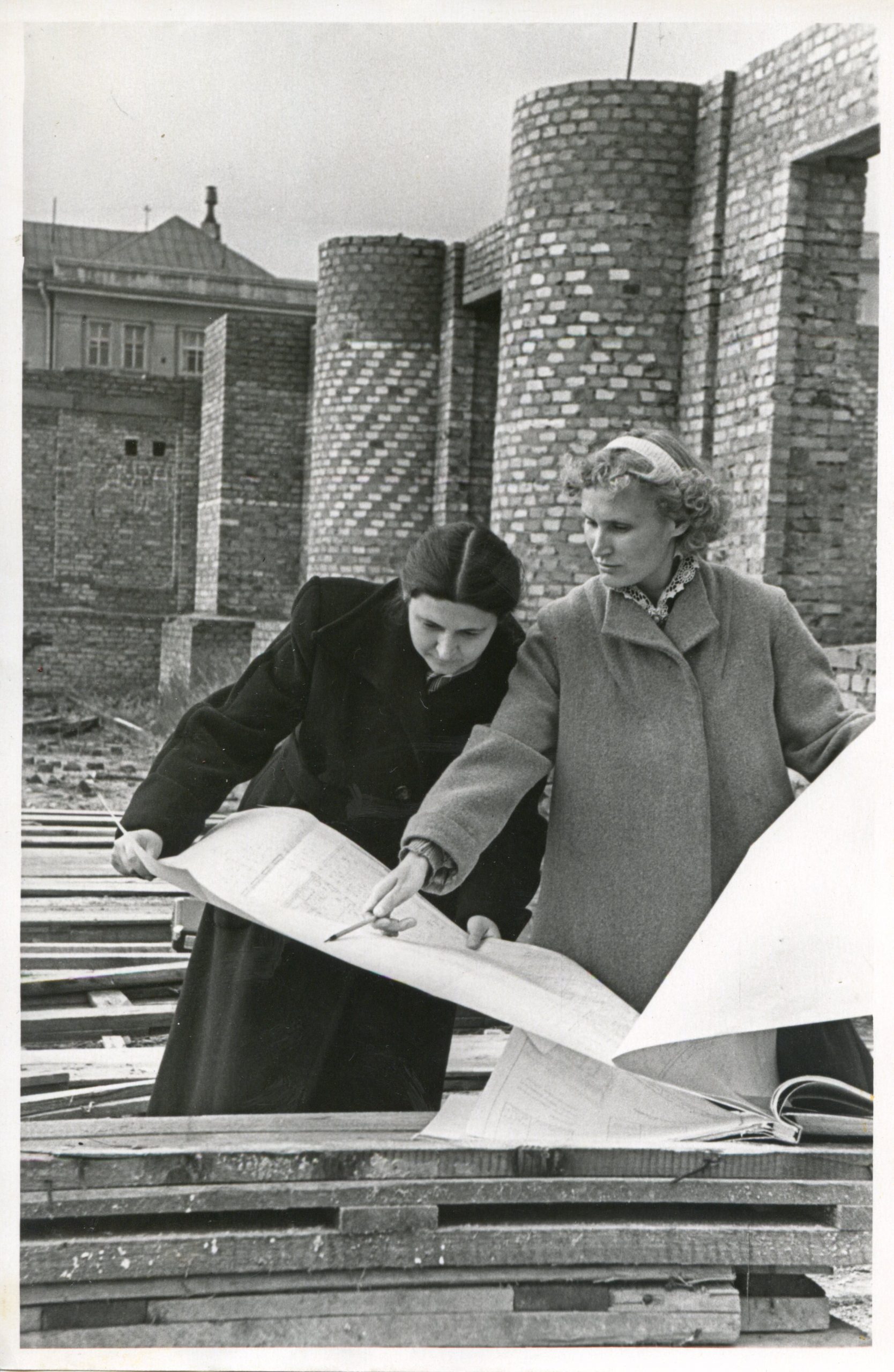 Архитектор Усова Л.Д. (справа) и инженер Романовская А.Е. на строительстве Дома юных натуралистов. Ж-л Советская женщина. 1957 год