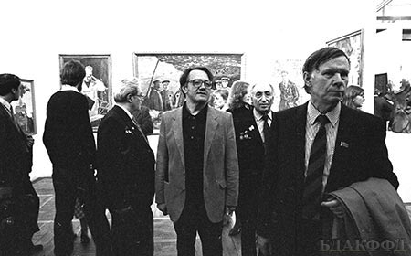 В. Быкаў (справа) з дзеячамі літаратуры і мастацтва на выставе беларускіх мастакоў