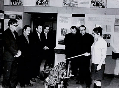 В. Быкаў (1-ы злева) і іншыя пісьменнікі ў Лідскім краязнаўчым музеі