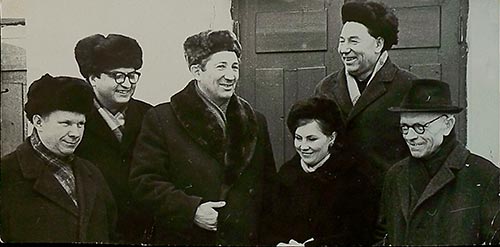 В. Быкаў (1-ы злева) з А. Астрэйкам, А. Бажко, М. Паслядовічам