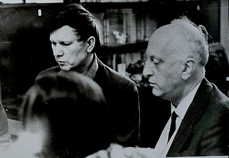 В. Быкаў (злева) разам Р. Бярозкіным у бібліятэцы ў час сустрэчы з чытачамі
