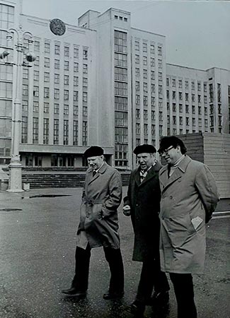 В. Быкаў (злева) і іншыя пісьменнікі ў Дома ўрада