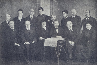 Максім Багдановіч (стаіць чацвёрты злева) сярод супрацоўнікаў рэдакцыі газеты “Голос”
