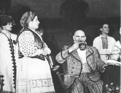 Сцэна са спектакля Гомельскага народнага тэатра «Пінская шляхта»