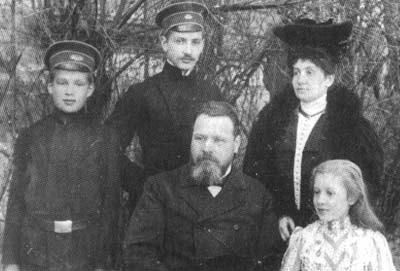 Е.Ф. Карский с сыновьями, женой и дочерью