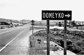 Дорожный знак на повороте к городу Домейко, который находится к северу от города Ла-Серен