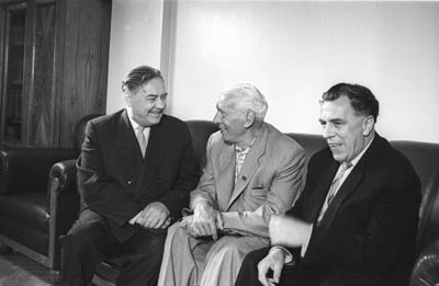 В.И. Козлов (слева), писатель М. Лыньков и секретарь Президиума Верховного Совета БССР Лукашевич