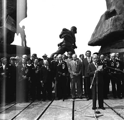 В.Е. Лобанок выступает на митинге, посвящённом 40-летию партизанской операции «Прорыв»