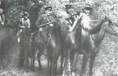 В.И. Козлов (3-й справа) перед началом боевой операции