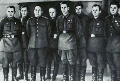 В.И. Козлов (2-й слева) после отчета в ЦК КП(б)Б