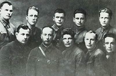 М.В. Зимянин (3-й справа во 2-м ряду) среди руководящих комсомольских работников