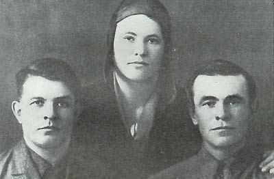 Родные братья и сестра К.Т. Мазурова: Семен (слева), Софья и Тимофей