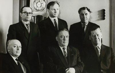 В.И. Козлов (сидит в центре) в группе с художниками