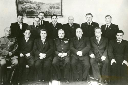 В.И. Козлов (сидит 2-й слева) в группе с др. партийными и советскими руководителями