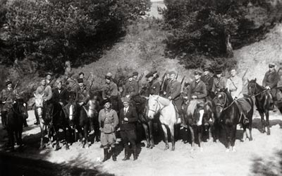 Д.А. Денисенко, командир 1-й Белорусской кавалерийской бригады, с группой партизан
