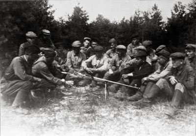 Бойцы Белорусского особого военного сбора, занимавшегося подготовкой партизанских кадров, за изучением немецкого противотанкового оружия