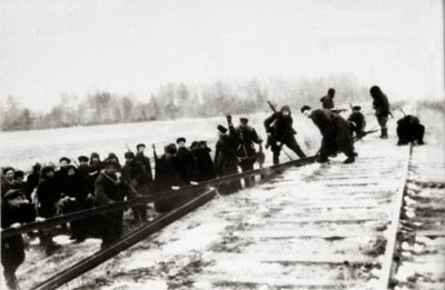 Партизаны 37-й бригады имени А.Я. Пархоменко разбирают рельсы на участке железнодорожных путей сообщения Тимковичи-Слуцк