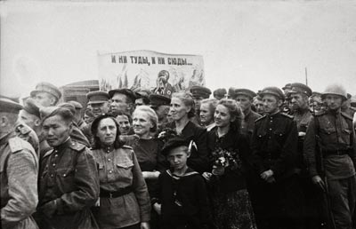 Жители г. Минска и красноармейцы во время парада, посвященного освобождению города от немецко-фашистских захватчиков