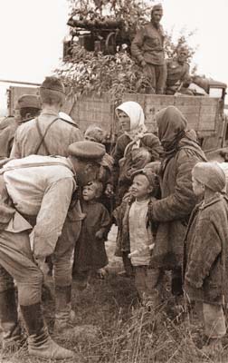 Встреча воинов Западного фронта с жителями одного из освобождённых от немецко-фашистских захватчиков населённых пунктов