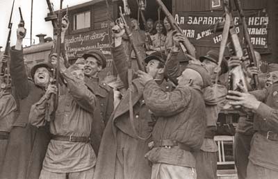 Воины 3-го Белорусского фронта салютуют в честь Победы