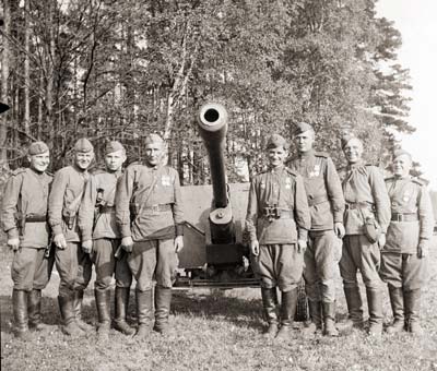 Расчет 76-мм орудия 544-го стрелкового полка 152-й стрелковой дивизии, отличившийся в боях за г. Берлин