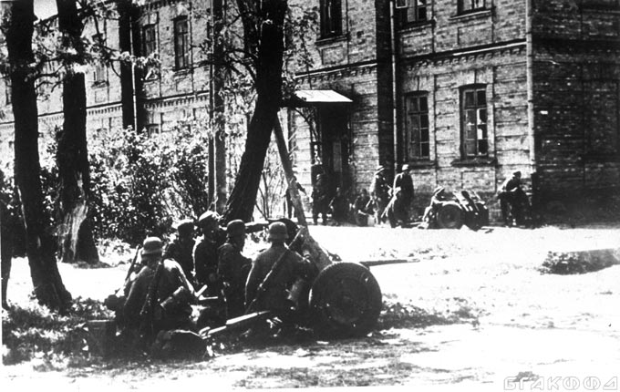 Немецкие артиллеристы ведут бой у стен Брестской крепости