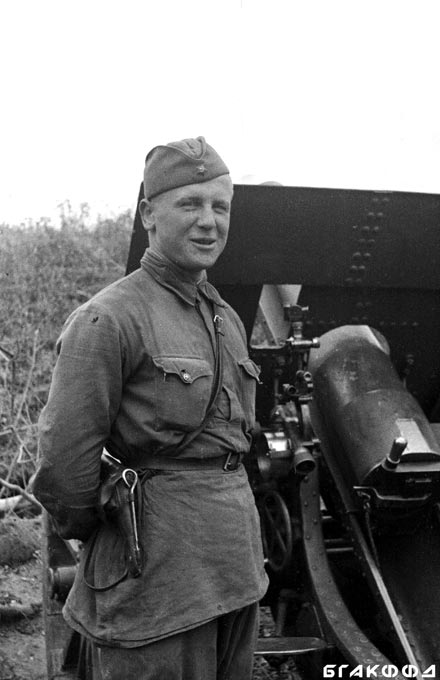 Подбивший 3 немецких танка во время прикрытия отхода воинов дивизии, И.П. Кавун у орудия