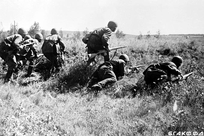 Боевое подразделение 355-го стрелкового полка 100-й стрелковой дивизии Западного фронта готовится к бою