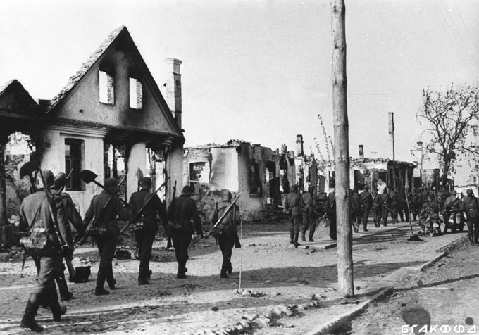 Немецкие солдаты на улице оккупированного г.Волковыска