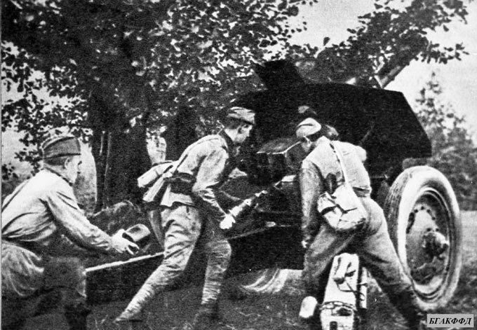 Артиллерия ведет огонь по немецко-фашистским захватчикам под городом Курском