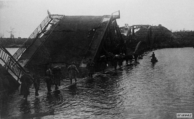 Бойцы Красной Армии направляются в город Гомель по штурмовому мостику