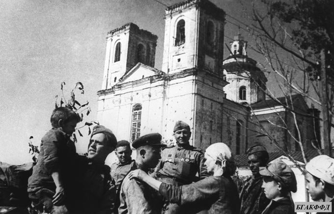 Встреча бойцов Красной Армии с населением освобожденного города Полоцка