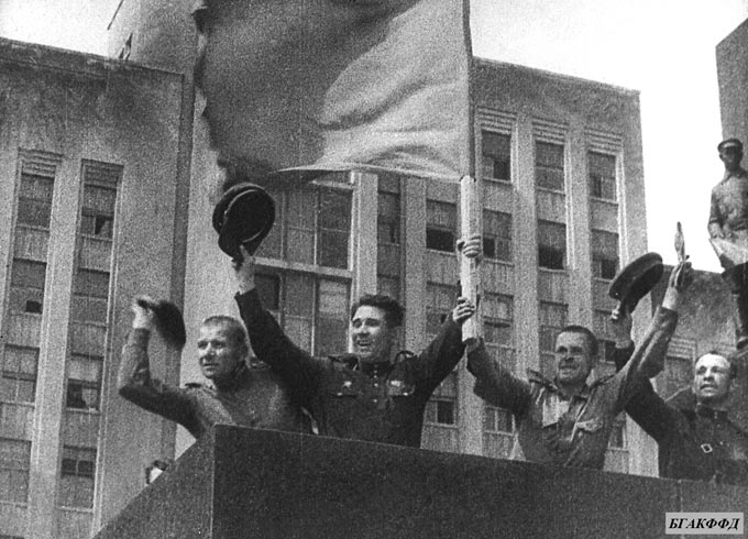 Солдаты Красной Армии перед водружением знамени у Дома правительства в Минске после освобождения города от немецко-фашистских захватчиков
