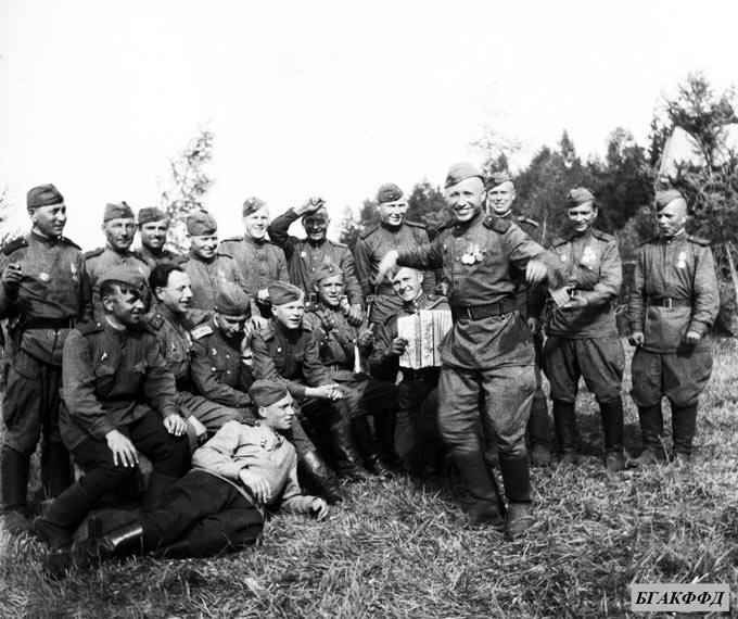 Артиллеристы 544-го стрелкового полка 152-й стрелковой дивизии празднуют Победу в Чехословакии