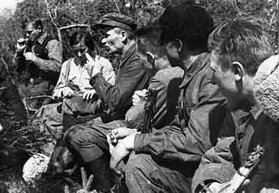 Партизаны 1-й Белорусской партизанской бригады с командиром бригады М.Ф. Шмыревым