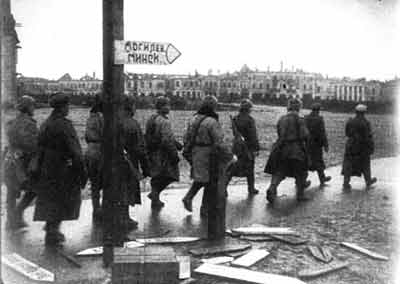 Бойцы Красной Армии в освобожденном Гомеле