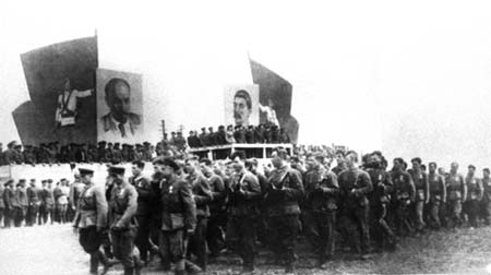 Колонна партизан во время парада в честь освобождения Минска