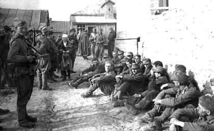Группа немецких солдат и офицеров, которые были захвачены в плен советскими войсками при освобождении Орши