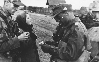 Немецкие солдаты проверяют документы у жителей Борисова