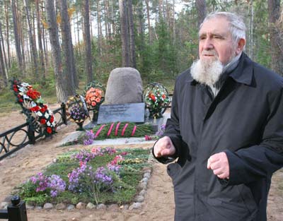 В. Свердлов у созданного им на свои средства.памятника «Дзіцячы камень»