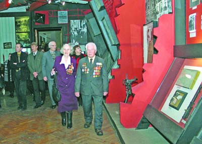Посетители музея истории Великой Отечественной войны за осмотром новой 
экспозиции