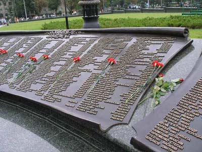 Памятная плита со списком всех захороненных солдат на Минском Братском кладбище