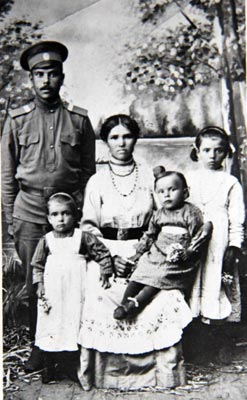 Унтер-офицер И. Кривоносов, воевавший на Западном фронте, с семьей
