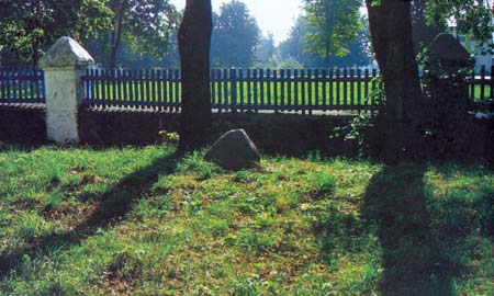 Надмогильный камень на месте немецкого воинского захоронения