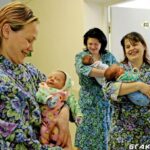 Женщины с новорожденными в роддоме г. Минска
