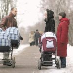 Отец девочек-тройняшек А.Онисенко и молодая мама В.Минич во время прогулки в парке микрорайона «Чижовка» г. Минска