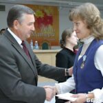 Председатель Минского горисполкома М.Я.Павлов вручает ордена Матери многодетной минчанке Г.Штундер во время празднования Дня матери