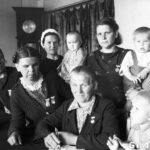 Многодетные матери подписываются под Стокгольмским воззванием Постоянного комитета Всемирного конгресса сторонников мира о запрещении ядерного оружия