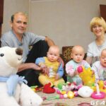 Многодетные родители минчане Наталья и Александр Лазаревы со своими детьми в домашней обстановке
